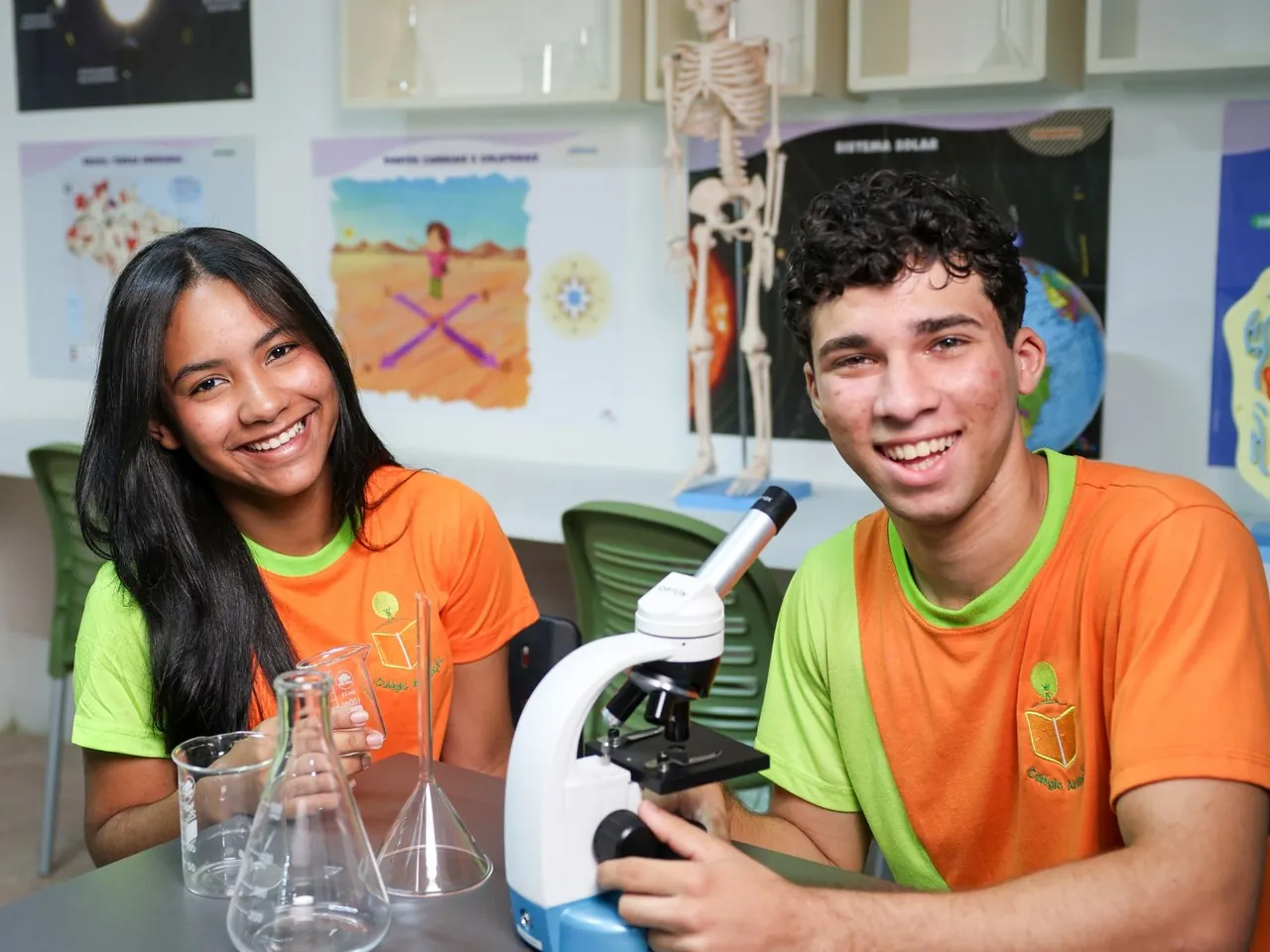Estudantes do Ensino Fundamental II no laboratório de ciências do Colégio Assunção
