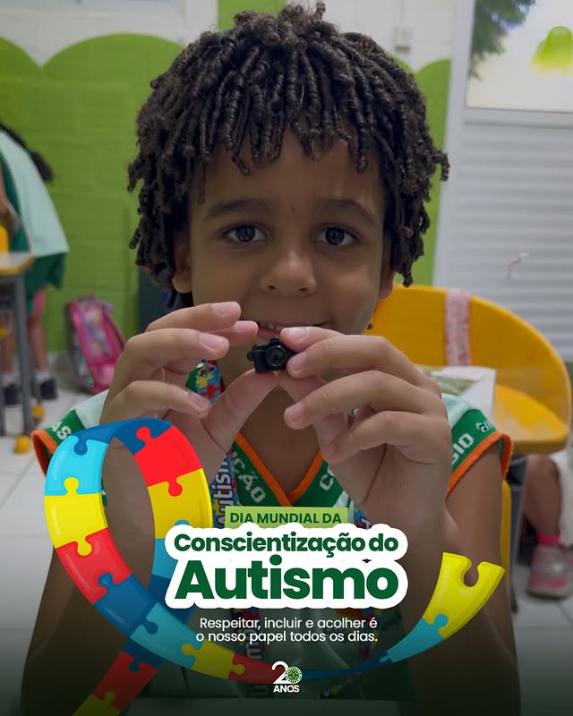 Estudante sendo acolhida em atividade em sala de aula